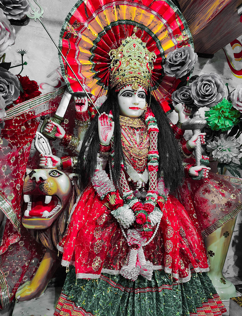 Durga, la déesse de la guerre qui chevauche un lion